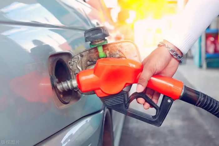 国内油价或将大幅下跌，12月12日全国92、95号汽油价格再次下调