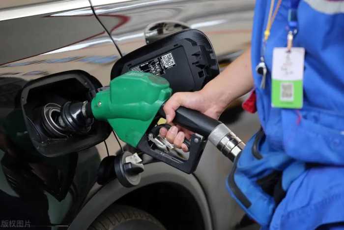国内油价或将大幅下跌，12月12日全国92、95号汽油价格再次下调